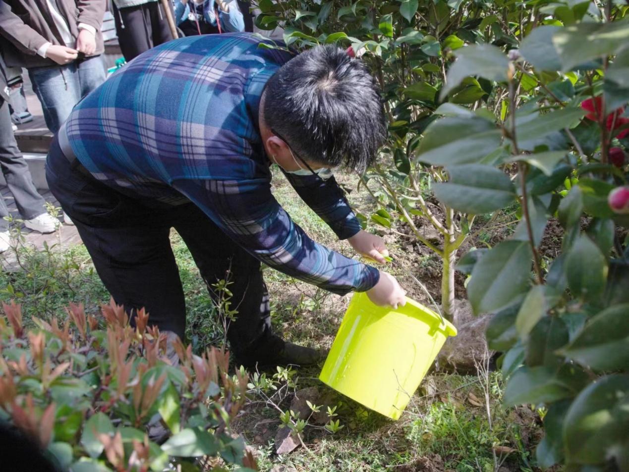 图片包含 户外, 草, 人, 男人描述已自动生成